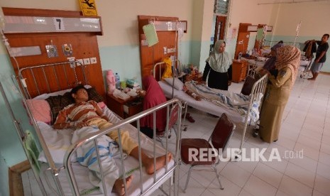 Pasien Demam Berdarah Dengue (DBD) menjalani perawatan di Rumah Sakit Daerah Depok, Sawangan, Jawa Barat, Rabu (27/1). (Republika/Raisan Al Farisi)