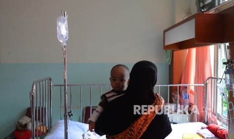 Pasien Demam Berdarah Dengue (DBD) menjalani perawatan di Rumah Sakit Daerah Depok, Sawangan, Jawa Barat, Rabu (27/1). (Republika/Raisan Al Farisi)