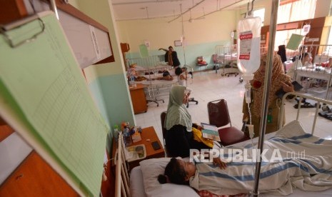 Pasien Demam Berdarah Dengue (DBD) menjalani perawatan di Rumah Sakit Daerah Depok, Sawangan, Jawa Barat, Rabu (27/1). (Republika/Raisan Al Farisi)