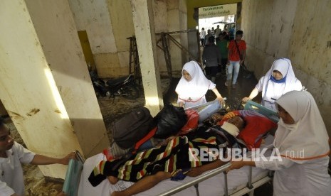 Pasien di evakuasi pasca banjir bandang di Rumah Sakit Umum Daerah Dr Slamet, Kecamatan Tarogong Kidul, Kabupaten Garut, Rabu (21/9)