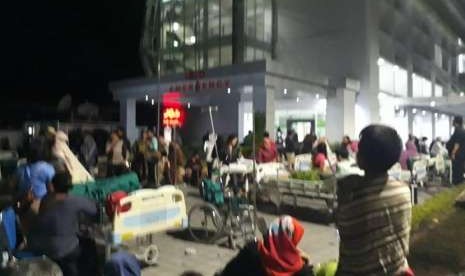 Patients of Grha Ultima Hospital, Mataram, West Nusa Tenggara were rushed out of the hospital building following a strong earthquake that hit the province on Sunday (Aug 5).