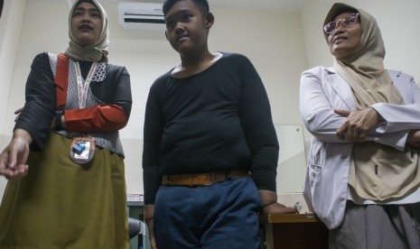 Pasien eks penderita obesitas Arya Permana (tengah) didampingi Dokter Spesialis Anak dan Gizi Anak bersiap melakukan pemeriksaan awal sebelum operasi bedah plastik di RSUP Hasan Sadikin, Bandung, Jawa Barat, Rabu (17/7/2019).