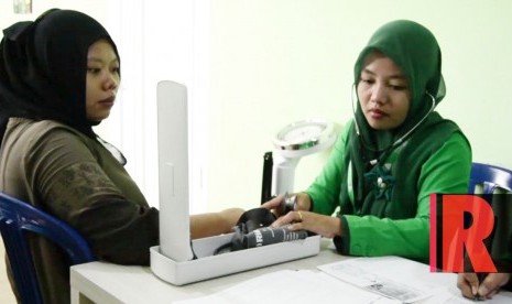 Pasien ibu hamil sedang memeriksa tekanan darah sebelum melakukan USG di Rumah Sakit kedua Dompet Dhuafa RS Aka Medika Sribhawono, Lampung Timur.