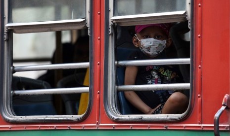 Pasien Kanker Sonal Bhaiya, duduk di bus kota di rumah sakit Tata Memorial, pada Hari Kanker Dunia, di Mumbai, India (4/2).