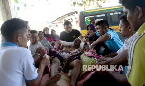 Pasien korban gempa baru tiba di RSUD Meureudu, Pidie Jaya, NAD, Kamis (8/12).