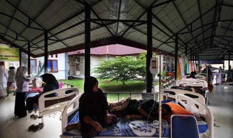 Pasien korban gempa menjalani perawatan medis di lorong Rumah Sakit Umum Daerah (RSUD) Pidie Jaya, Provinsi Aceh, Rabu (14/12).