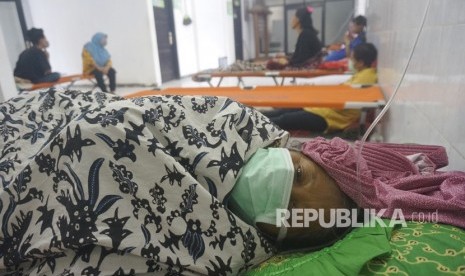 Pasien penderita Hepatitis A menjalani rawat inap di tempat-tempat tidur darurat (velt bed) di Puskesmas. (ilustrasi)