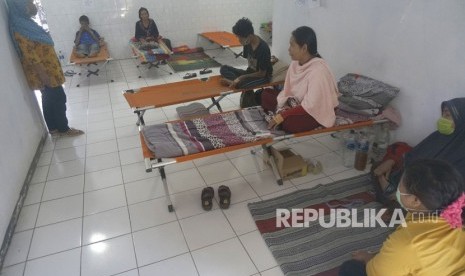 Pasien penderita Hepatitis A menjalani rawat inap di tempat-tempat tidur darurat (velt bed) di Puskesmas Ngadirojo, Pacitan, Jawa Timur, Kamis (27/6/2019). 