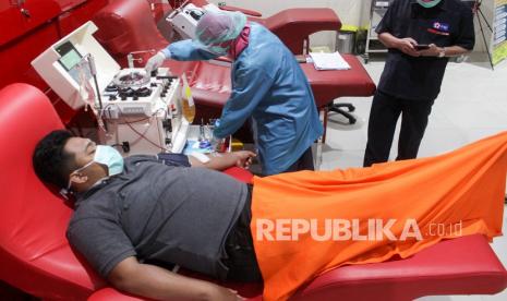 Sejumlah pasien positif COVID-19 yang sudah dinyatakan sembuh sedang  mendonorkan plasma darahnya. ilustrasi