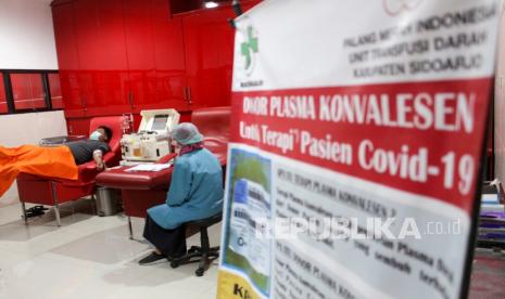 Pasien sembuh COVID-19 mendonorkan plasma darahnya di Unit Tranfusi Darah (UTD) PMI Sidoarjo, Jawa Timur, Senin (9/11/2020). Stok plasma konvalesen atau plasma darah dari pasien yang sembuh COVID-19 yang bertujuan untuk membantu penyembuhan dan terapi pasien terkonfirmasi COVID-19 semakin menipis karena PMI kesulitan mencari pendonor.