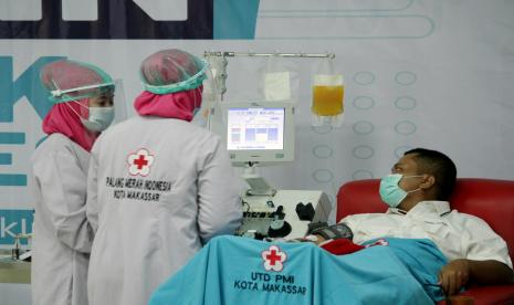 Pasien sembuh COVID-19 yang merupakan karyawan salah satu perusahaan Badan Usaha Milik Negara (BUMN) melakukan donor plasma konvalesen saat mengikuti program Plasma BUMN untuk Indonesia. Perkembangan penanganan pandemi COVID-19 per 8 Juli 2021 secara nasional, angka kesembuhan harian terus meningkat hingga mencapai angka tertinggi sebanyak 21.185 orang sembuh per hari.