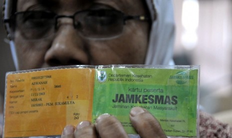 Pasien tidak mampu , Aswanah, menunjukkan kartu jamkesnas miliknya dalam testimoni pasien miskin atas pelayanan rumah sakit kepada dirinya di Departemen Kesehatan, Jakarta, Senin (8/2).A