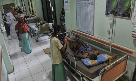 Pasien yang merupakan korban gempa dirawat di lorong RS Umum Kabupaten Pidie, Aceh, Kamis (8/12). 