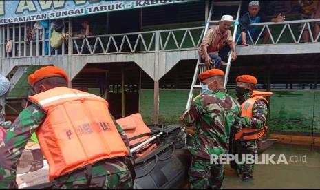 Paskhas TNI AU membantu korban banjir di Kalimantan Selatan, Senin (25/10.