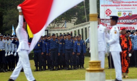 Paskibra mengibarkan bendera merah putih dalam upacara peringatan hari Sumpah Pemuda di Lapangan Tegar Beriman, Kabupaten Bogor, Jawa Barat, Jumat (28/10). 