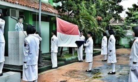 Paskibra mengibarkan Sang Merah Putih dalam Upacara Peringatan Hardiknas 2013 di SMAN 12 Jakarta.