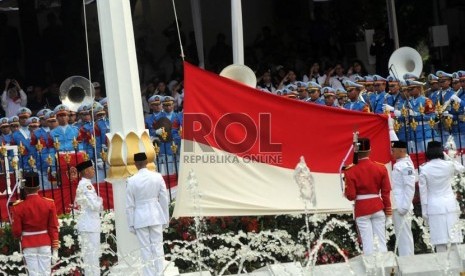  Paskibraka menurunkan bendera saat Upacara Penurunan Bendera Merah Putih pada Peringatan HUT ke-68 RI di Istana Merdeka, Jakarta, Sabtu (17/8).  (Republika/Aditya Pradana Putra)