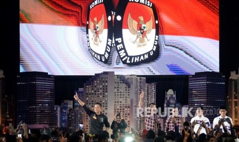  Paslon Cagub dan Cawagub DKI Jakarta Agus Harimurti Yudhoyono-Sylviana Murni, Basuki Tjahaja Purnama-Djarot Saiful Hidayat dan Anies Baswedan-Sandiaga Uno usai mengikuti debat publik perdana di Jakarta, Jumat (13/1) malam.