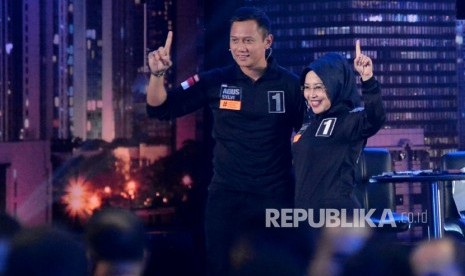 Paslon Cagub dan Cawagub DKI Jakarta Agus Harimurti Yudhoyono-Sylviana Murni usai mengikuti debat publik perdana di Jakarta, Jumat (13/1) malam.