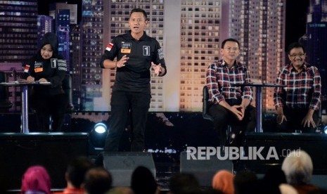 Paslon Cagub dan Cawagub DKI Jakarta Agus Harimurti Yudhoyono-Sylviana Murni menjawab pertanyaan saat mengikuti debat publik perdana di Jakarta, Jumat (13/1) malam