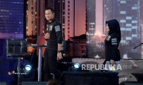 Paslon Cagub dan Cawagub DKI Jakarta Agus Harimurti Yudhoyono-Sylviana Murni saat mengikuti debat publik perdana di Jakarta, Jumat (13/1) malam