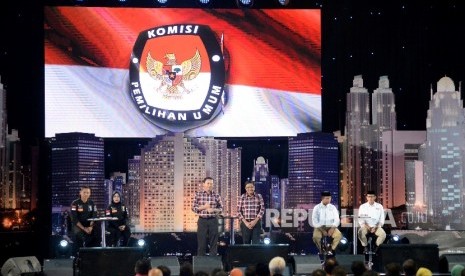 Paslon Cagub dan Cawagub DKI Jakarta Agus Harimurti Yudhoyono-Sylviana Murni, Basuki Tjahaja Purnama-Djarot Saiful Hidayat dan Anies Baswedan-Sandiaga Uno saat mengikuti debat publik perdana di Jakarta, Jumat (13/1) malam