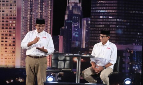 Paslon Cagub dan Cawagub DKI Jakarta Anies Baswedan-Sandiaga Uno saat mengikuti debat publik perdana di Jakarta, Jumat (13/1) malam. 