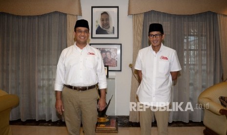 Paslon cagub dan cawagub DKI Jakarta Anies Baswedan-Sandiaga Uno saat berkunjung di kediaman presiden ke-3 BJ Habibie, Jakarta, Kamis (26/1). 