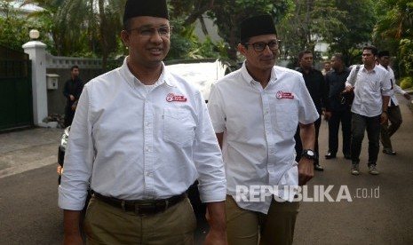 Paslon cagub dan cawagub DKI Jakarta Anies Baswedan-Sandiaga Uno saat berkunjung di kediaman presiden ke-3 BJ Habibie, Jakarta, Kamis (26/1). 