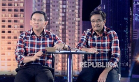  Paslon Cagub dan Cawagub DKI Jakarta Basuki Tjahaja Purnama-Djarot Saiful Hidayat saat mengikuti debat publik perdana di Jakarta, Jumat (13/1) malam. 