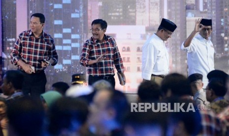 Paslon Cagub dan Cawagub DKI Jakarta Basuki Tjahaja Purnama-Djarot Saiful Hidayat dan Anies Baswedan-Sandiaga Uno menjawab pertanyaan saat mengikuti debat publik perdana di Jakarta, Jumat (13/1) malam.