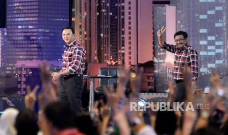 Paslon Cagub dan Cawagub DKI Jakarta Basuki Tjahaja Purnama-Djarot Saiful Hidayat saat mengikuti debat publik perdana di Jakarta, Jumat (13/1) malam