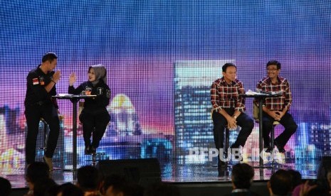 Paslon Cagub dan Cawagub DKI Jakarta nomor urut 1 Agus-Sylvi melakukan tos seusai memberikan pemaparan saat mengikuti final debat pasangan calon di Jakarta, Jumat (10/2).