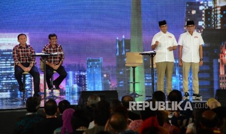 Paslon Cagub dan Cawagub DKI Jakarta nomor urut tiga Anies-Sandi dan paslon nomor urut satu Basuki-Djarot 