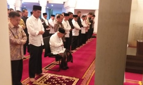 Presidential and vice presidential candidate pair, Joko Widodo and KH Ma'ruf Amin perform congregational prayer at Merdeka Palace complex.