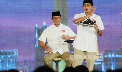 Paslon Cawagub DKI Jakarta nomor urut 3 Sandiaga Uno melepas sepatu saat berdebat.