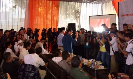 Paslon nomor urut 3, Anies Baswedan dan Sandiaga Uno saat tiba di KPUD Jakarta, Jumat (5/5). 