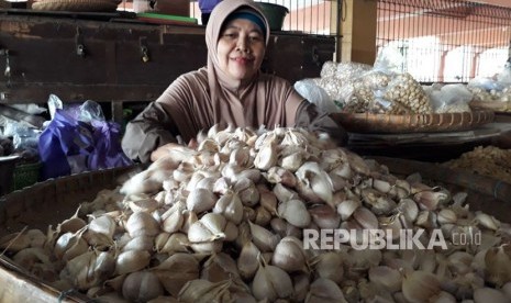 Pasokan bawang putih berkurang , jelang Imlek harga bawang putih naik, kata pedagang bawang Supri dan Daliyem   di pasar Beringharjo Yogyakarta, Selasa (6/2). 