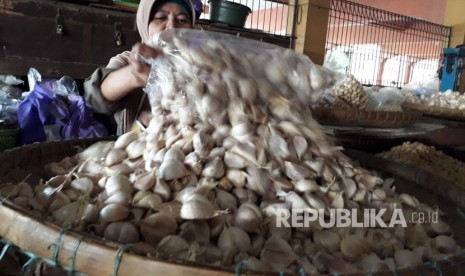 Pasokan bawang putih berkurang , jelang Imlek harga bawang putih naik, kata pedagang bawang Supri dan Daliyem   di pasar Beringharjo Yogyakarta, Selasa (6/2). 