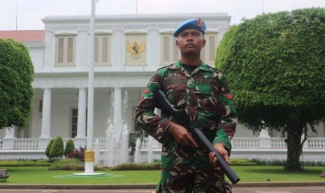 Paspampres berjaga di depan Istana Negara di Jakarta, Jumat (4/11).