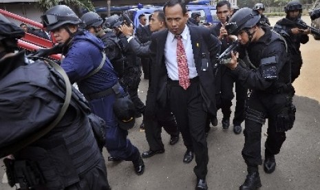 Paspampres) mengikuti latihan pengamanan tamu negara jelang KTT Bali Democracy Forum (BDF) 2012, di Parkir Timur Senayan Jakarta, Selasa (23/10). 