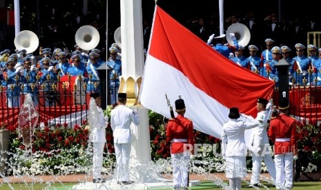 Pasribakan menaikkan bendera Merah Putih pada peringatan Detik-detik Proklamasi di Istana Merdeka, Jakarta, Rabu (17/8)