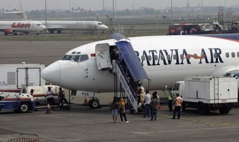 Passengers queue to board to a Batavia Air aircraft on the tarmac of the Soekarno Hatta airport in Jakarta on July. (file photo)