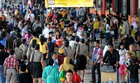 Passenngers exit from arrival gates in Soekarno Hatta Airport in Tangerang on Sunday, August 11, 2013, during returning trip season after Eid al Fitr holidays. 