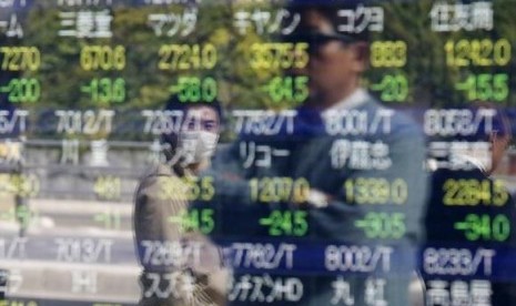 Layar elektronik menampilkan pergerakan harga saham di bursa Tokyo, Jepang. (Ilustrasi)