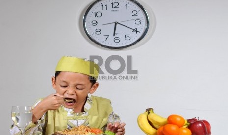 Pastikan buah dan sayur masuk dalam menu harian anak untuk memenuhi kebutuhan seratnya.