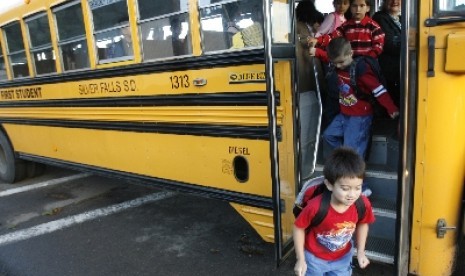 Pastikan tas punggung sekolah anak tidak terlalu berat.