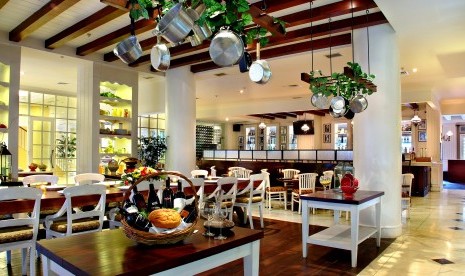 Pastis Kitchen & Bar di Aston at Kuningan Suites.