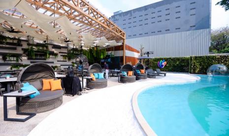 Suasana Pastis Pool Bar yang berlokasi di Oakwood Suites Kuningan Jakarta.