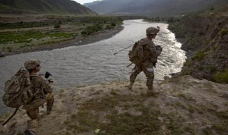 Pasukan Amerika Serikat melakukan patroli di Sungai Kunar, Provinsi Kunar, Afghanistan, yang sering dijadikan jalur untuk menyelundupkan senjata. (ilustrasi)